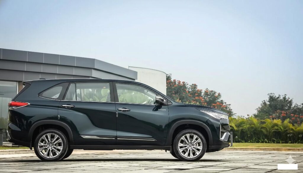 Toyota Innova Hycross images